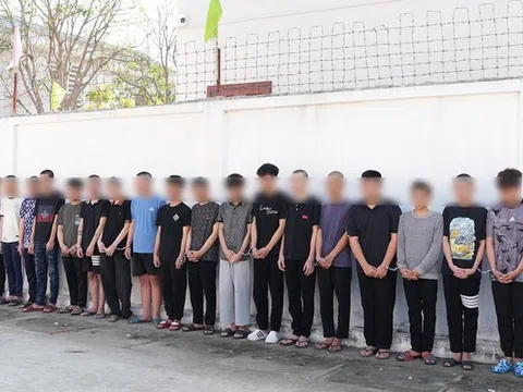 Bắt 18 "quái xế" mang hung khí náo loạn đường phố Nghệ An