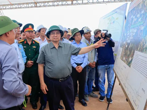 Thủ tướng kiểm tra thực địa các dự án cao tốc, sân bay tại Quảng Ngãi và Gia Lai