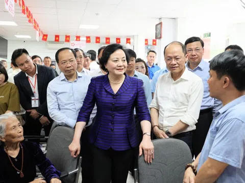 Phó Thủ tướng Phạm Thị Thanh Trà kiểm tra hoạt động Trung tâm Phục vụ hành chính công phường Thành Sen, tỉnh Hà Tĩnh