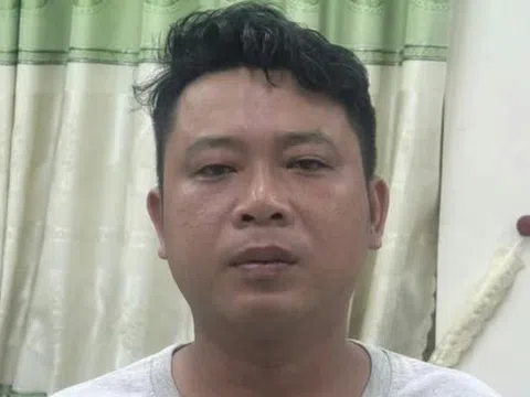 Bắt khẩn cấp người đàn ông kẹp cổ, đánh tài xế taxi công nghệ