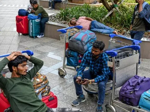 Thêm nhiều chuyến bay bị hủy khi các trung tâm hàng không Trung Đông đóng cửa