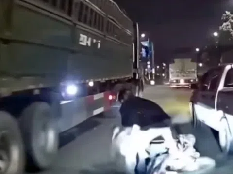 Làm việc với tài xế bán tải chèn xe máy khiến 3 người ngã xuống đường