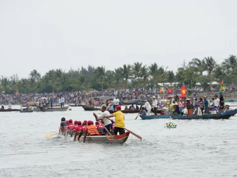 Sôi động hội đua thuyền ở Đà Nẵng, hội vật làng Sình ở Huế