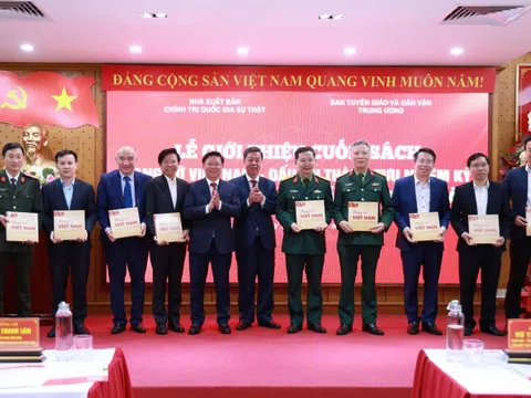 Giới thiệu cuốn sách về dấu ấn thành tựu nhiệm kỳ Đại hội lần thứ XIII của Đảng