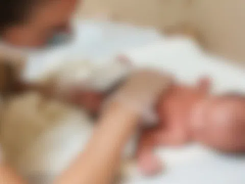 Bé trai 4 tháng tuổi tử vong sau khi tắm, bác sĩ cảnh báo 3 thói quen "cực độc" nhiều cha mẹ vẫn nghĩ là tốt