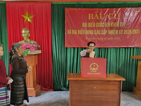 Người dân xã miền núi Quảng Trị băng rừng vượt thác đi bầu cử sớm