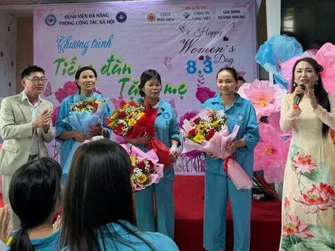 Rộn tiếng đàn mừng Ngày Quốc tế phụ nữ với những "bông hồng thép" ở khoa Ung bướu
