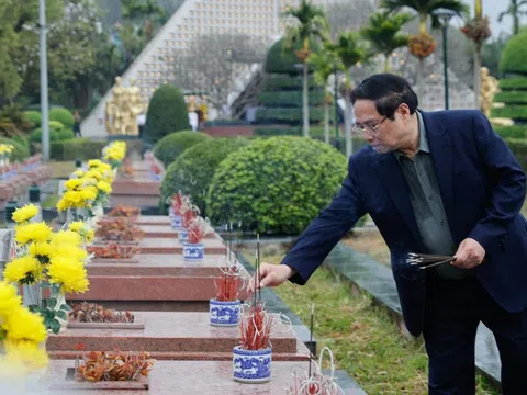 Thủ tướng dâng hương tưởng niệm Chủ tịch Hồ Chí Minh và các Anh hùng, liệt sĩ tại Điện Biên