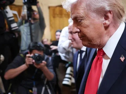 Ông Trump tuyên bố sẽ giáng đòn "rất mạnh" sau khi Tổng thống Iran khẳng định không đầu hàng