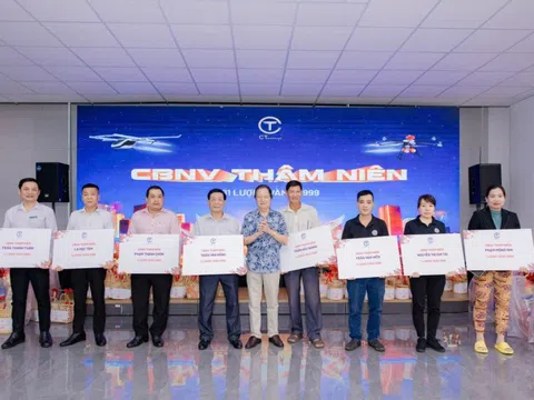 Tạp vụ, bảo vệ của CT Group xúc động khi nhận thưởng Tết một lượng vàng 9999