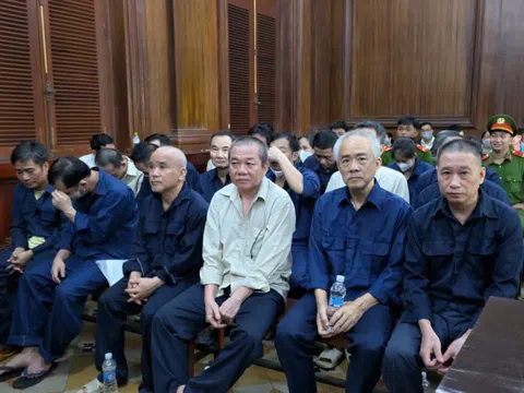 Giám đốc Trung tâm Kỹ năng thực hành cơ giới giao thông vận tải và đồng phạm hầu tòa vì cấp khống bằng lái xe