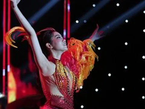 Thí sinh Phan Trâm Anh đăng quang Hoa khôi duyên dáng Ngoại thương