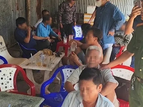 Đột kích quán cà phê, bắt quả tang 14 người tụ tập cá cược đá gà qua mạng
