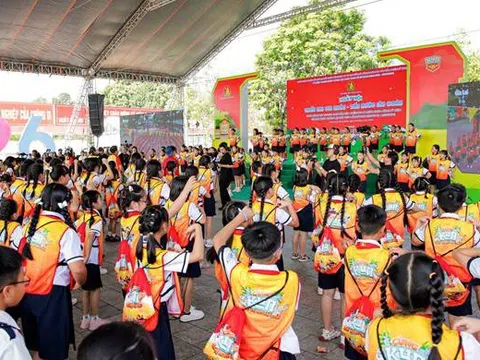 Thông điệp 'Cùng KUN bảo vệ muôn loài' được thiếu nhi toàn quốc hưởng ứng qua màn đồng diễn sân trường