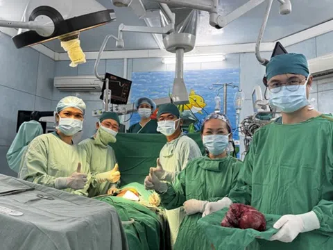 Bé 6 tháng tuổi bụng đột ngột nhô to, bác sĩ sốc khi phát hiện "bí mật" bên trong