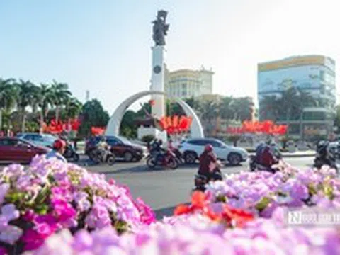 Phố phường, công sở Đắk Lắk rực sắc đỏ chào ngày hội non sông