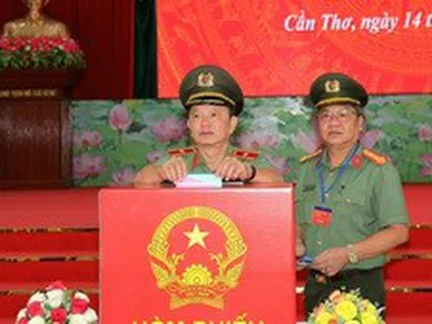 Cử tri lực lượng vũ trang Cần Thơ bầu cử sớm trước ngày hội toàn dân