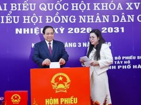 Thủ tướng Phạm Minh Chính cùng cử tri bỏ phiếu bầu cử tại phường Tây Hồ, Hà Nội