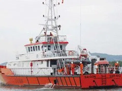 Giải cứu thành công thuyền viên tàu vận tải bị chìm trên biển
