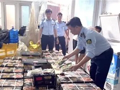 Hà Nội phát hiện gần 1 tấn xúc xích nhập lậu