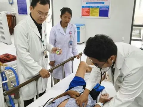 Đang đi du lịch bỗng đột quỵ, người đàn ông chi 300 triệu đồng gọi trực thăng cấp cứu vào bờ