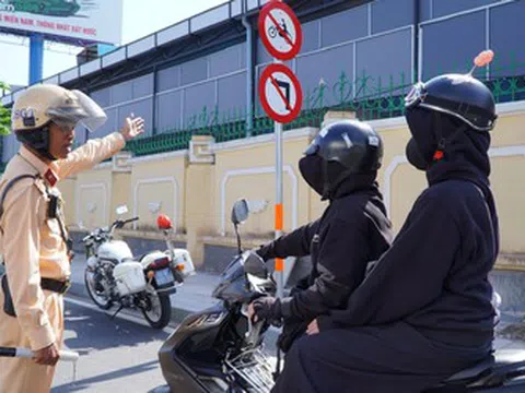 Đi xe máy mà "vô tư" làm điều này dễ bị phạt tới 8 triệu đồng