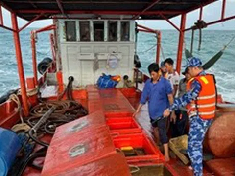 Cảnh sát biển kiểm tra, tạm giữ tàu cá chở khoảng 22.000 lít dầu không rõ nguồn gốc