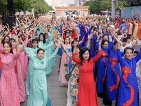 Hơn 58.000 phụ nữ đồng diễn áo dài tại TPHCM
