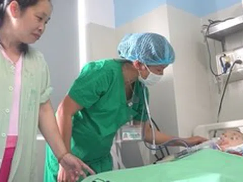 10 năm níu con khỏi lằn ranh sinh tử, người mẹ bật khóc khi con sắp về nhà