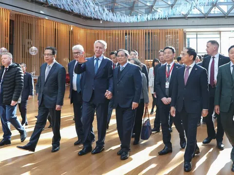 Thủ tướng thăm tập đoàn khí đốt hàng đầu của Nga, kêu gọi đầu tư khí LNG