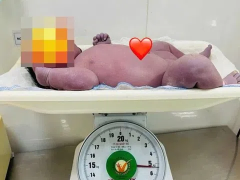 Mẹ trẻ ở Bắc Ninh sinh con trai nặng 5,4kg, bác sĩ bế ra cũng “mỏi tay”