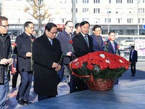 Thủ tướng dâng hoa tại Tượng đài Chủ tịch Hồ Chí Minh và Đài tưởng niệm Liệt sĩ Vô danh ở Moscow (Nga)