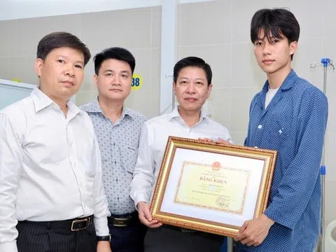 Quyền Bộ trưởng Bộ GDĐT tặng bằng khen cho nam sinh viên cứu người trong đám cháy