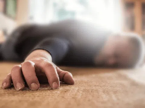 Người đàn ông 51 tuổi tử vong sau bữa ăn cùng bạn bè, bác sĩ chỉ mặt điểm tên sai lầm "chí mạng" ít ai ngờ