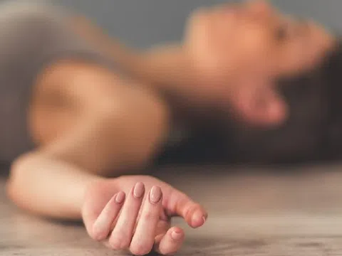 Người phụ nữ 41 tuổi tử vong ngay trên giường, bác sĩ lắc đầu cảnh báo thói quen "nguy hiểm chết người"