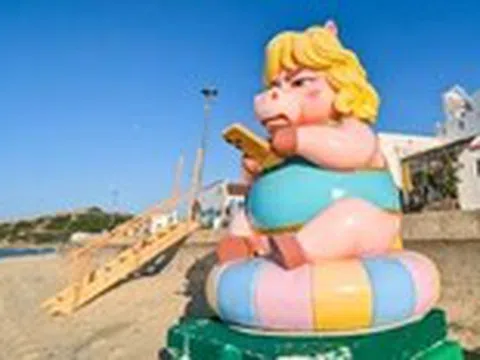 Cô ngựa 'mặt quạu' Quy Nhơn 'đi lạc' ra bãi biển Nhơn Lý