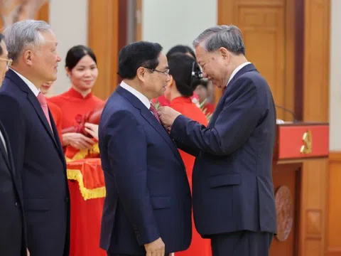 Thủ tướng Phạm Minh Chính nhận Huân chương Quân công hạng Nhất, Huy hiệu 40 năm tuổi Đảng