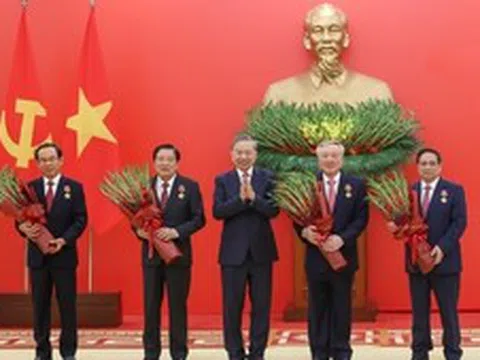 Tổng Bí thư Tô Lâm trao Huân chương Quân công hạng nhất và Huy hiệu Đảng tặng các đồng chí lãnh đạo, nguyên lãnh đạo