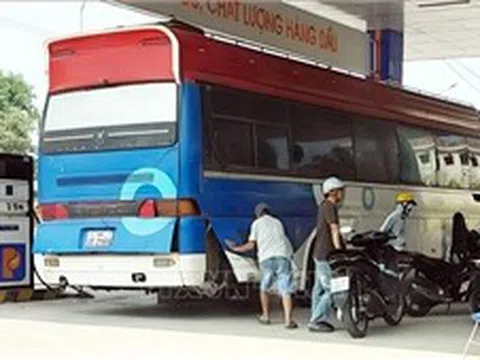 Ngăn chặn vận chuyển xăng dầu trái phép qua cửa khẩu Lao Bảo