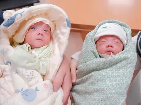 Hành trình kỳ diệu giành lại sự sống cho cặp song sinh sinh non 900 gram