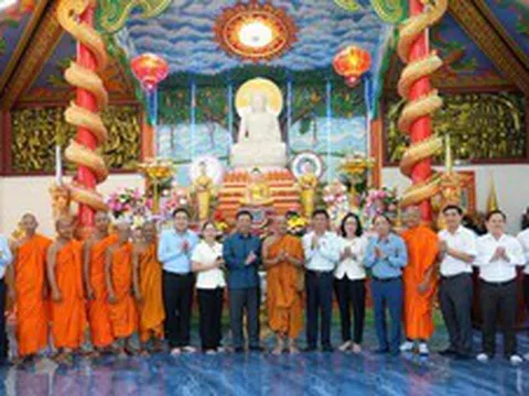 Chủ tịch Hội đồng Dân tộc Quốc hội thăm, chúc mừng đồng bào Khơ me nhân Tết Chôl Chnăm Thmây