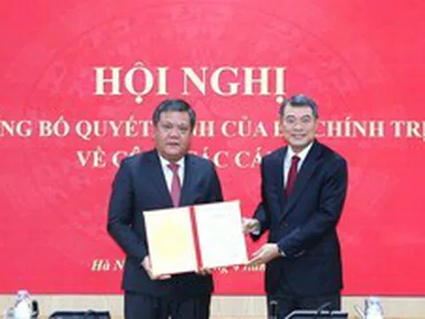 Đồng chí Lê Minh Hưng trao Quyết định của Bộ Chính trị chuẩn y đồng chí Trần Phong giữ chức Bí thư Tỉnh uỷ Khánh Hoà