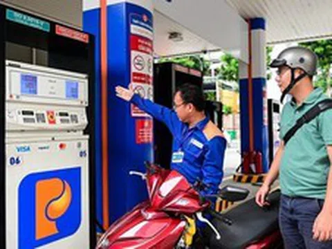 Giá xăng giảm hơn 3.800 đồng/lít