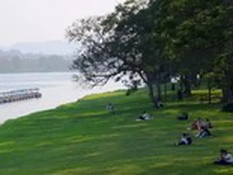 Huế xanh thắm đôi bờ sông Hương