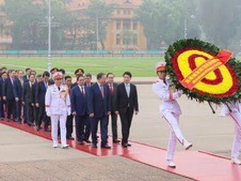 Đại biểu Quốc hội khóa XVI vào Lăng viếng Chủ tịch Hồ Chí Minh trước giờ khai mạc kỳ họp thứ nhất