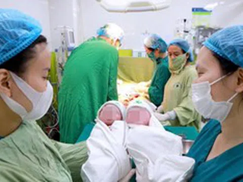 Sản phụ 56 tuổi mang song thai “vượt cạn”, hai bé chào đời cách nhau một phút
