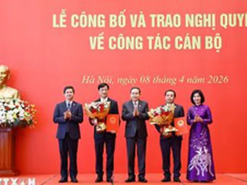 Chủ tịch Quốc hội Trần Thanh Mẫn trao Nghị quyết phê chuẩn Trưởng Đoàn đại biểu Quốc hội