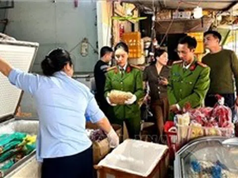 Phát hiện, thu giữ 4 tấn thực phẩm không rõ nguồn gốc