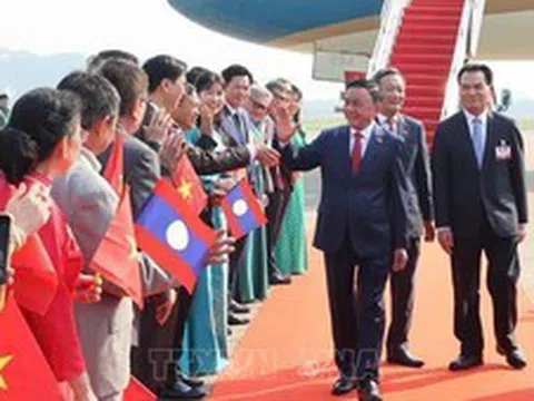 Thường trực Ban Bí thư Trần Cẩm Tú đến Vientiane, bắt đầu thăm chính thức Lào