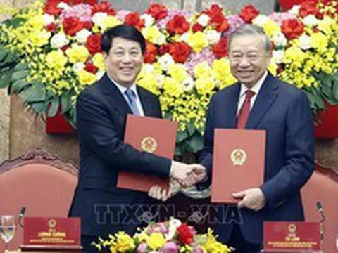 Bàn giao công tác giữa Tổng Bí thư, Chủ tịch nước Tô Lâm và nguyên Chủ tịch nước Lương Cường